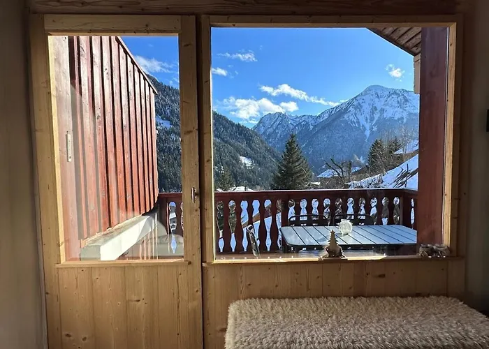 L’éterlou Au Pied Des Pistes, Vue Montagne *